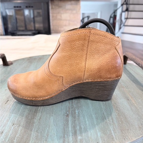 Dansko Tan Leather Ankle Boots – Size 39 (US 8.5–9) Comfort Wedge Booties - Picture 4 of 14